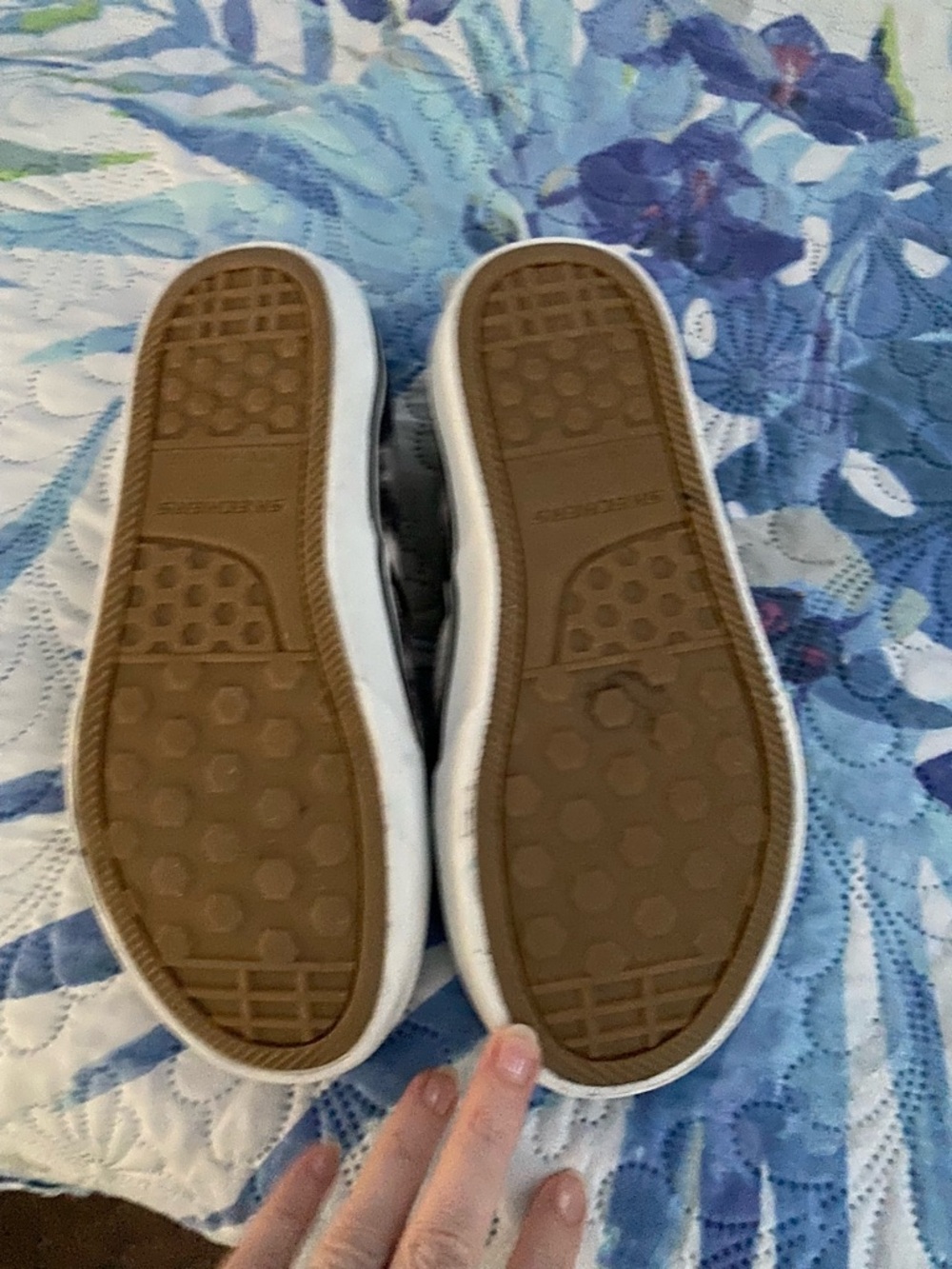 Kids size 3 Skechers Tie-Dye Slip-On Sneakers in Black & White - Picture 6 of 6
